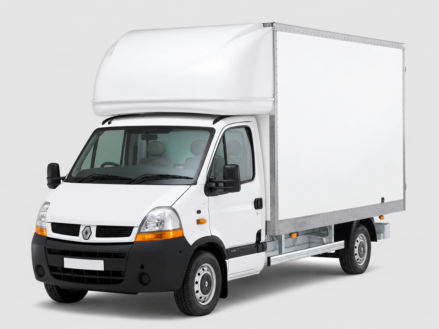 Un camion utilitaire blanc à caisse de déménagement, vu de trois quarts avant, sur fond gris uni.
