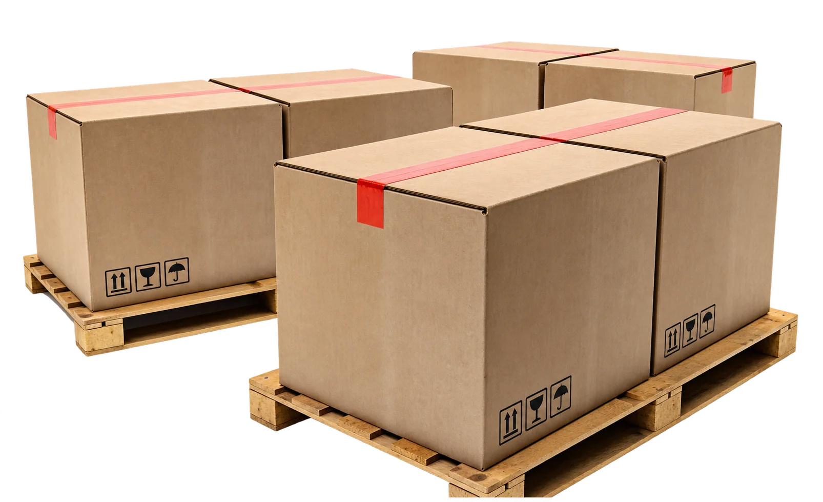 Plusieurs grands cartons fermés par du ruban adhésif rouge, posés sur des palettes en bois devant un fond gris uni.