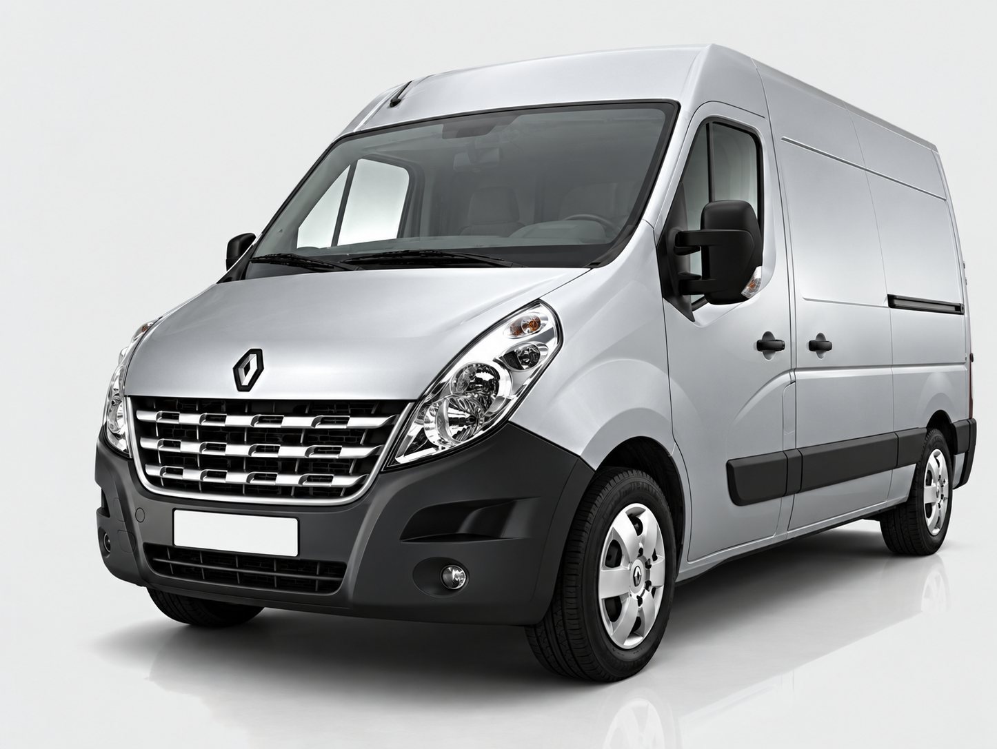 Un fourgon utilitaire argenté de marque Renault photographié de trois quarts avant sur fond blanc uni.
