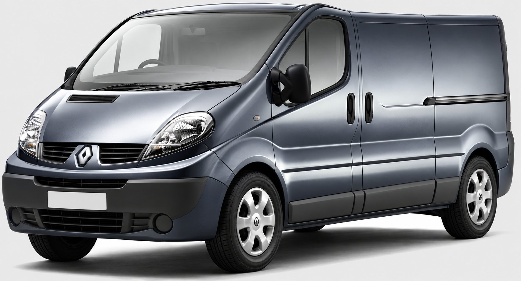 Une fourgonnette utilitaire grise de type Renault Trafic photographiée de trois quarts avant sur fond blanc uni.