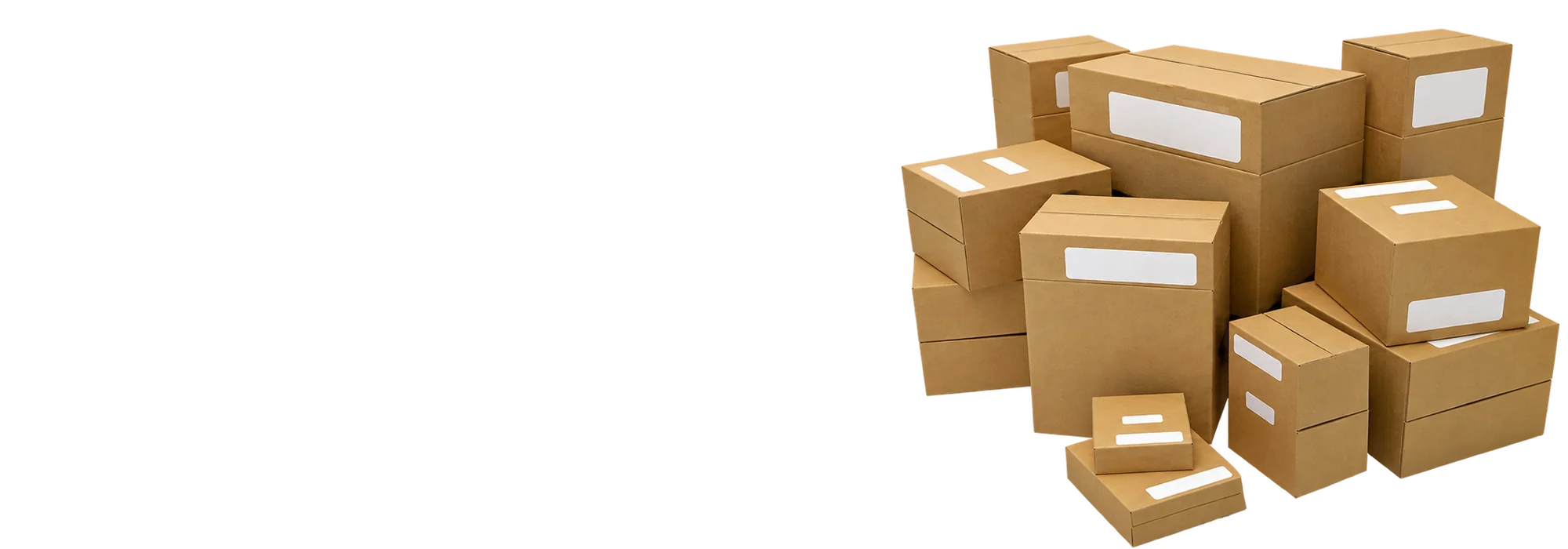 Un tas de cartons d’emballage bruns scotchés, portant des étiquettes blanches vierges, posé sur un fond gris uni.